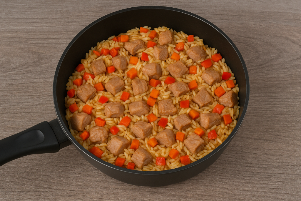 Arroz con carne de cerdo en preparación